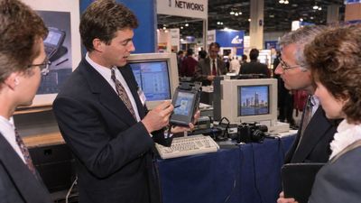 Demostración de un prototipo de teléfono inteligente con pantalla táctil durante una feria tecnológica de 1992